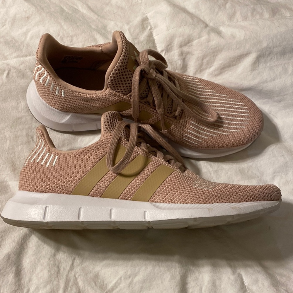 Adidas Swift Run in Ash Pearl